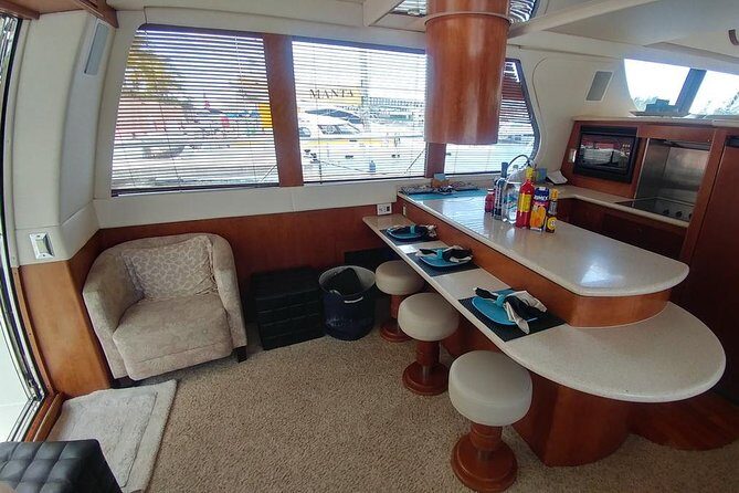 Playa Mujeres rent a Yacht 4hrs with Food and drinks aboard CA55 - FAQ