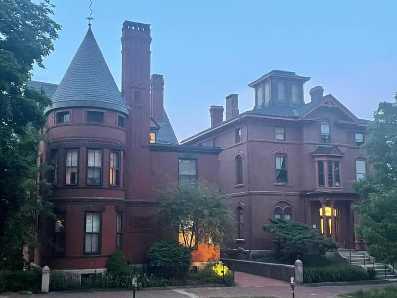 Portland: Ghost Walk - The Value of a Ghost Walk in Portland