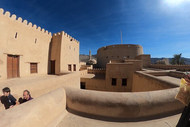Private 2-Day Guided Tour with Nizwa Friday Market Visit - A Closer Look at the Tour Itinerary