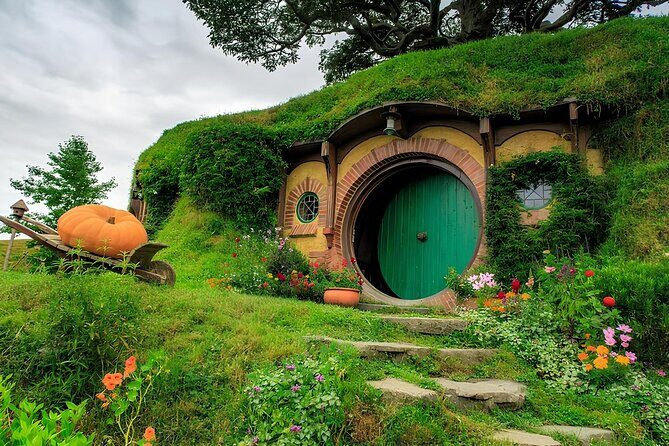 Private Hobbiton movie set & Blue springs from Auckland - Key Points