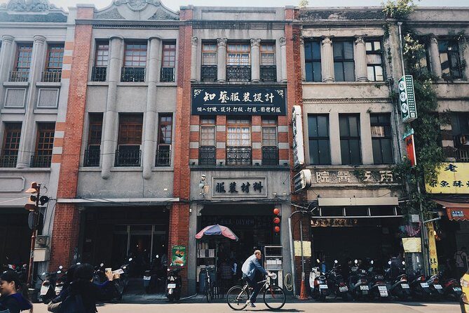 Private Longshan Temple and Dadaocheng Walking Tour - Exploring Taipei’s Heritage with the Longshan Temple and Dadaocheng Walking Tour