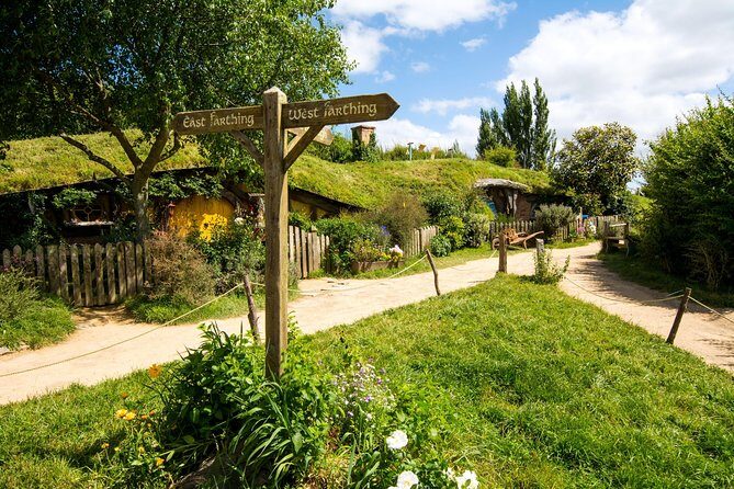 Private Luxury Tour From Auckland to Hobbiton Movie Set and Rotorua for couples - Who Would Love This Tour?