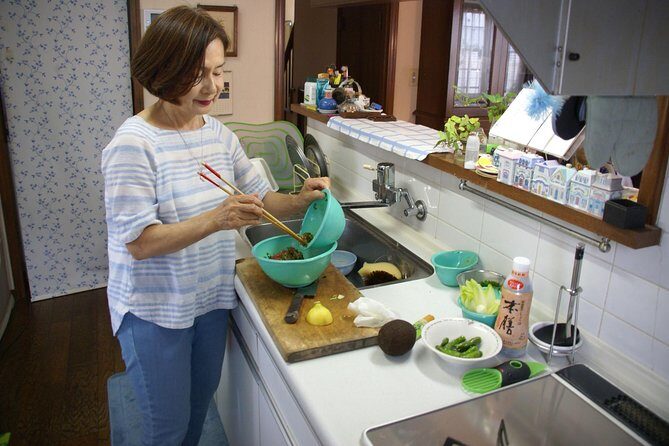 Private Market Tour and Cooking Lesson With a Tokyo Native Makiko in Her Home - Exploring Tokyo’s Local Markets with Makiko