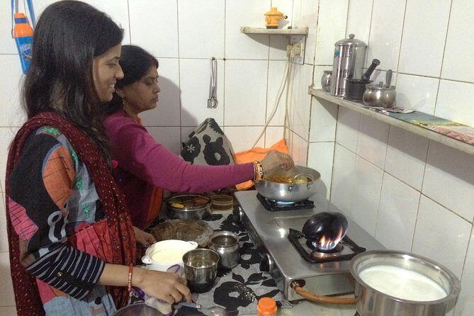 Private Market Tour & Vegetarian Cooking Class & Meal in a Local Jaipur Home - Itinerary Breakdown: From Market to Meal