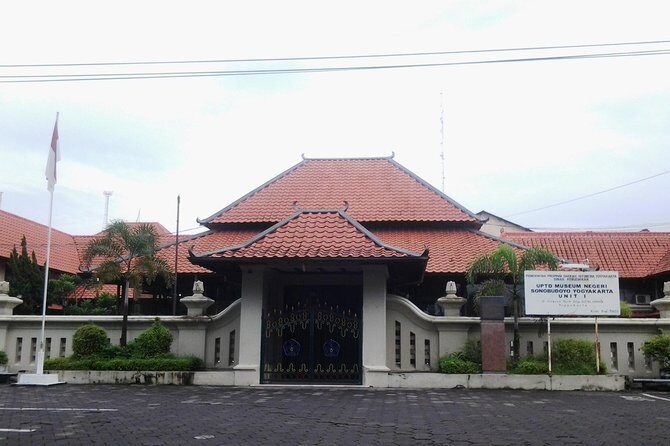 Private Royal Heritage Tour: Yogyakarta Palace, Watercastle, Sonobudoyo Museum - Exploring Yogyakarta’s Heritage: A Detailed Look at the Private Royal Heritage Tour