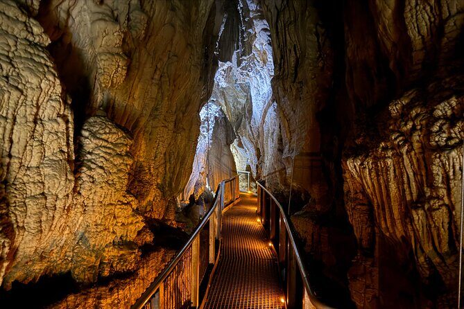 Private Tour: Ruakuri Cave, Waitomo Glowworm & Hobbiton Movie Set - FAQs
