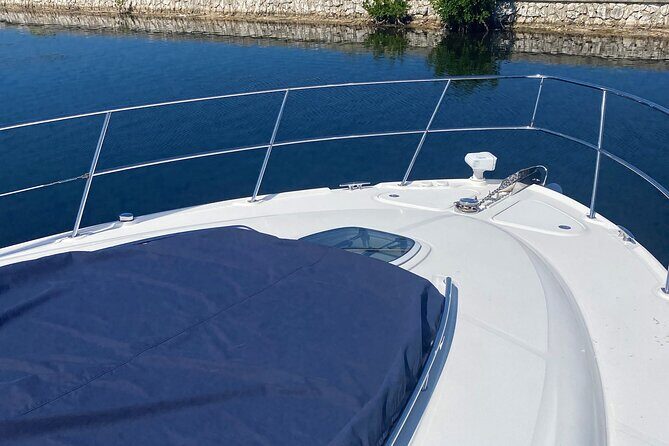 Private Yacht 48 ft Sting Ray City, Snorkel & Starfish Beach - The Experience: What You Can Expect