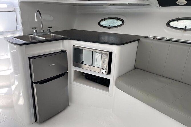 Private Yacht Cancun 42ft up to 8 people - In The Sum Up