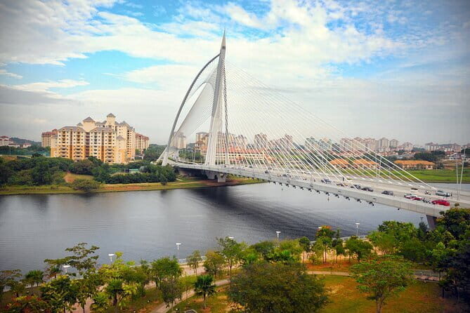 Putrajaya Open Air Tour from Kuala Lumpur with Sight SeeingCruise - Exploring Putrajaya: What to Expect
