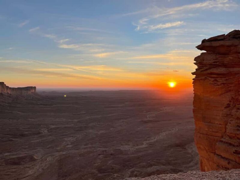 Riyadh: Edge of the World Sunset & Stargazing Hiking Tour - Key Points