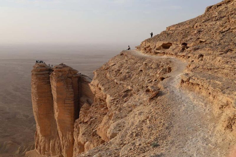 Riyadh Province: Edge of the World Tour Sunset with Dinner - Key Points