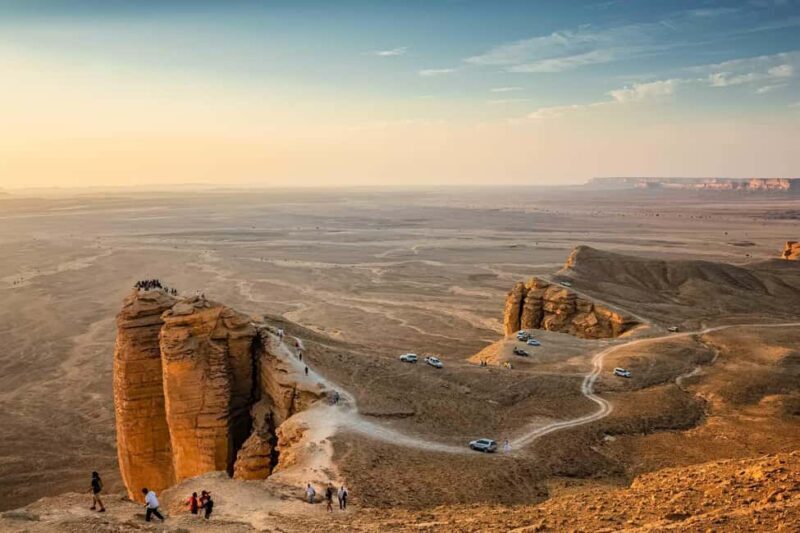Riyadh Province: Edge of the World Tour Sunset with Dinner - Experiencing the Edge of the World: A Practical Breakdown