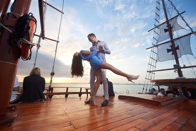 Romantic Dinner Touring the Nichupté Lagoon in Galeón - What to Expect During the Tour