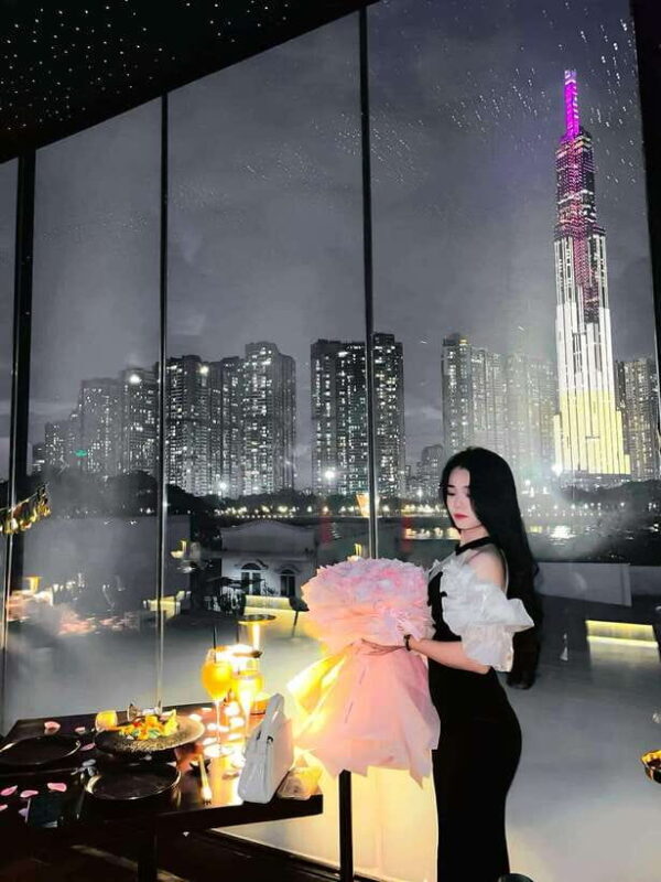 Romantic Honeymoon Dinner With Sightseeing Cruise On River - An Overview of the Experience