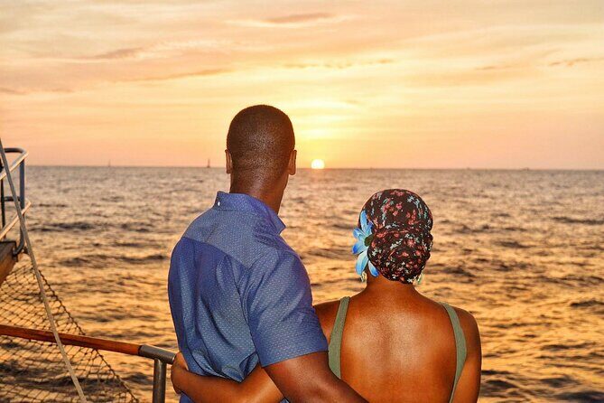 Romantic Sailboat Sunset: Live Music, Premium Bar & Dinner -Cabos - FAQ