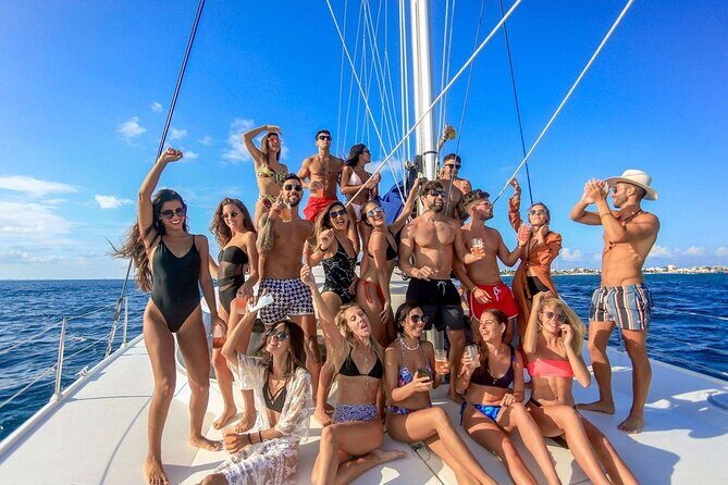 Sailing Catamaran in Cancun with Open Bar - Key Points