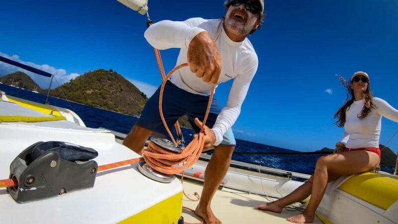 Sailing catamaran in La Baie des Saintes - Key Points