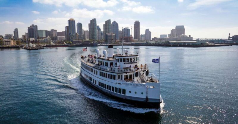 San Diego: Bay Sights and Sips Sunset Cruise - The Atmosphere and Entertainment