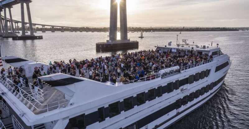 San Diego: Christmas Eve Buffet Brunch or Dinner Cruise - A Festive San Diego Bay Experience