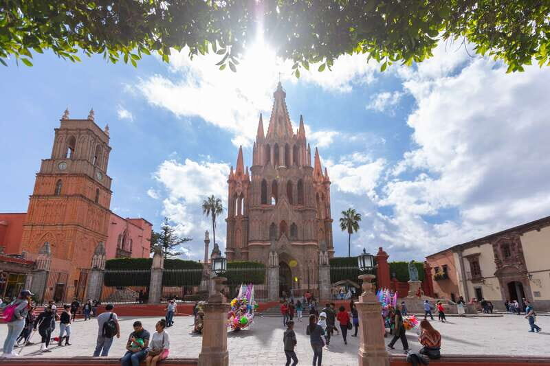 San Miguel: Landmarks and Lunch Walking Tour in English - What to Expect from the Tour