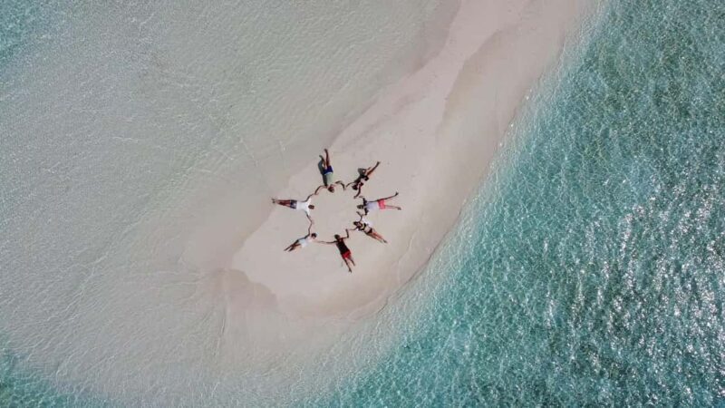 Sandbank, Boat Trip with Umbrellas and Water - Analyzing the Value