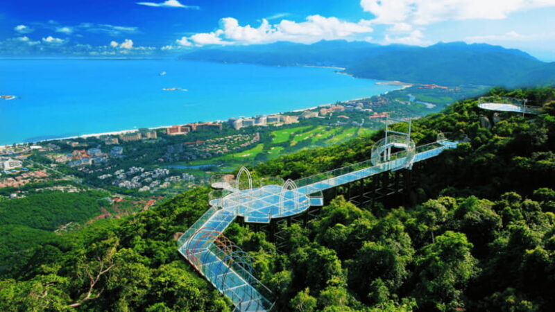 Sanya: Yalong Bay Tropical Forest Ticket and Tour Car - The Atmosphere and Crowd Experience