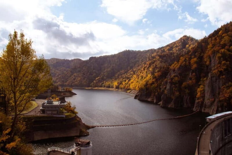 Sapporo in Autumn: Hoheikyo Dam and Hoheikyo Onsen Tour - Exploring Hoheikyo Dam: A Tempest of Colors and Engineering Marvel