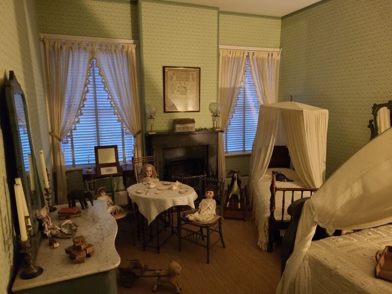 Savannah: Ghosts and Gravestones Tour with Low House Entry - Key Points