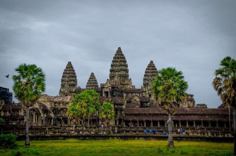 Seat-In-Coach: Small Circuit tour with Sunrise at Angkor Wat - Small Circuit Tour with Sunrise at Angkor Wat: An Authentic Experience in Siem Reap