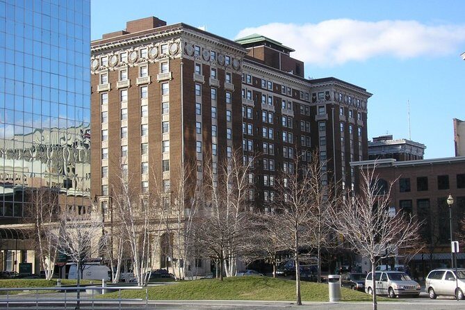 Self-Guided Grand Rapids Scavenger Hunt: Round River City - A Self-Guided Adventure with Plenty of Charm