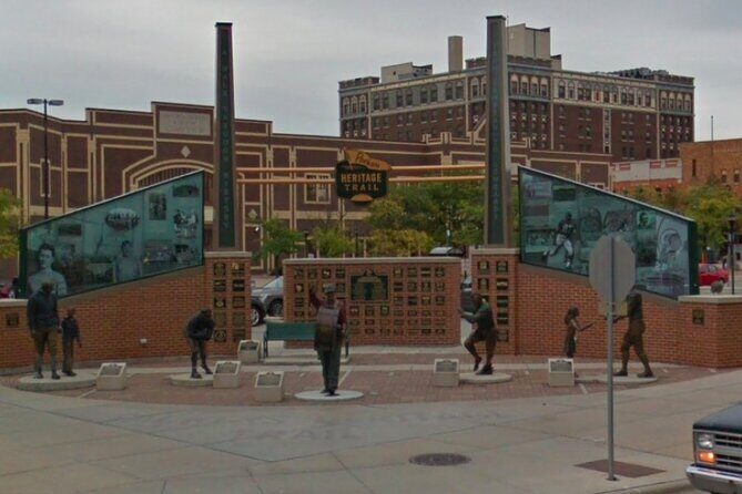 Self-Guided Green Bay Scavenger Hunt: Victory In Titletown - Exploring Green Bay Through a Scavenger Hunt