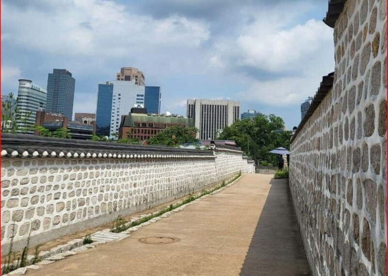 Seoul: Deoksugung Palace Heritage Walking Tour - Gwanghwamun Square and Cheonggyecheon: Heart of Modern Seoul