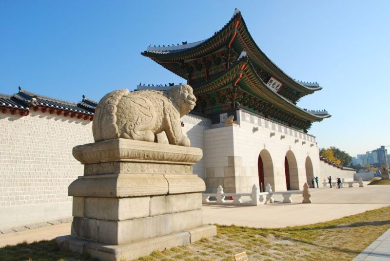 Seoul: Gyeongbok Palace, Bukchon Village, and Gwangjang Tour - What Makes This Tour Stand Out