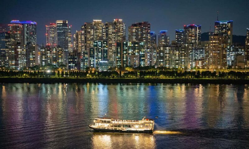 Seoul: Han River Night Picnic & Games with Cruise - Key Points