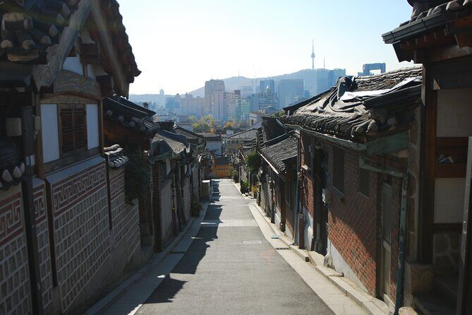 Seoul Private Tour Gyeongbok Palace Bukchon and Gwangjang Market - Discovering Korea’s Ginseng Heritage