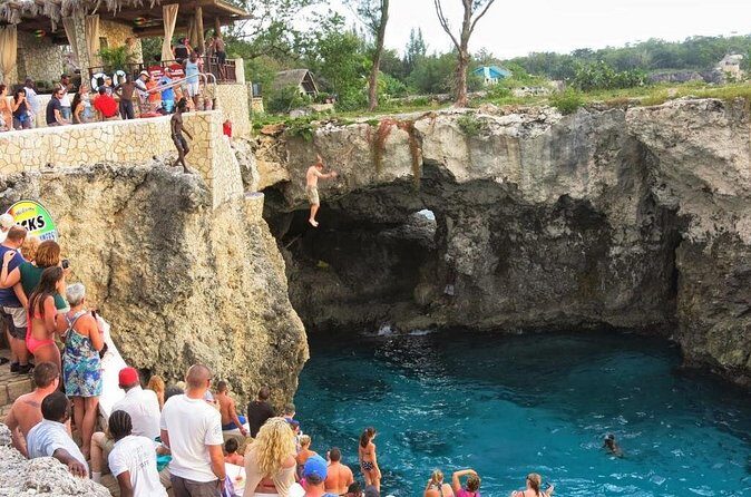 Seven Mile Beach and Ricks Cafe Private Tour - An Introduction to the Tour