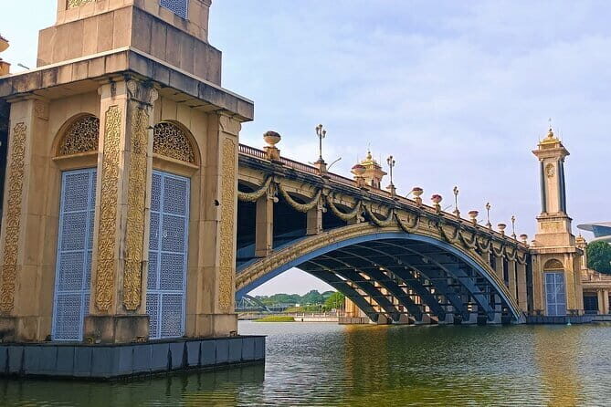 Shared Putrajaya Tour with Traditional Boat Cruise & Pink Mosque - Key Points