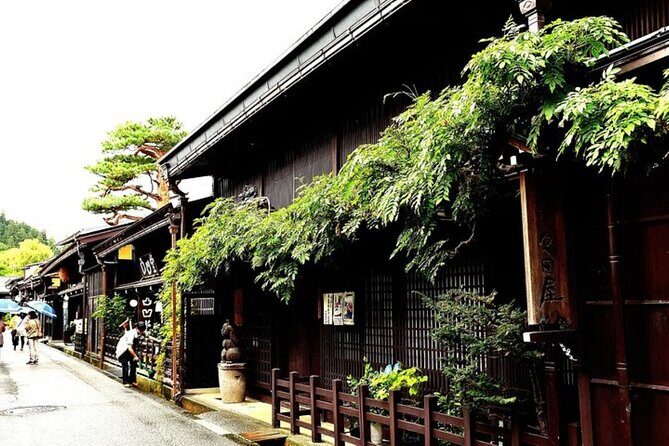 Shirakawa-go, Hida Takayama Day and Old Town Tour from Nagoya - Transportation and Group Dynamics