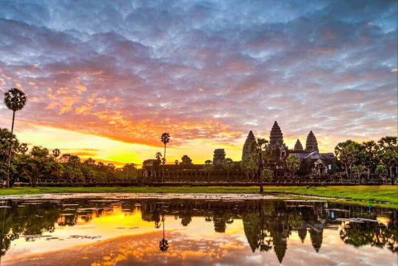 Siem Reap: Angkor Sunrise Bike Tour with Breakfast and Lunch - The Sum Up