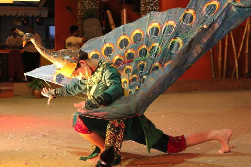 Siem Reap: Apsara Dance Show & Dinner with Tuk-Tuk Transfers - Key Points