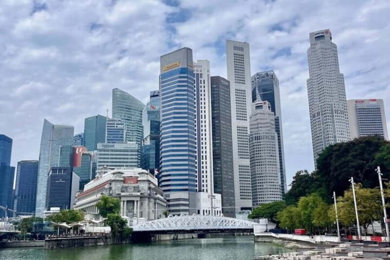 Singapore: City Highlights Tour with Coffee and Kaya Toast - Crossing the Colonial Landmark: Cavenagh Bridge and The Fullerton