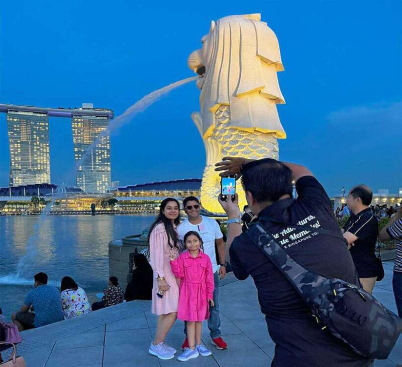 Singapore: Marina Bay Nighttime Walking Tour - Experience and Atmosphere