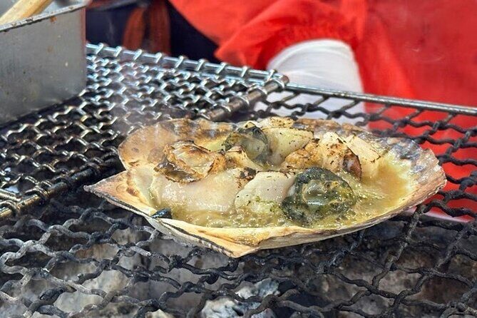 Skip the Line: Tsukiji Market Food Tour with Local Tastings - The Atmosphere and Group Dynamics
