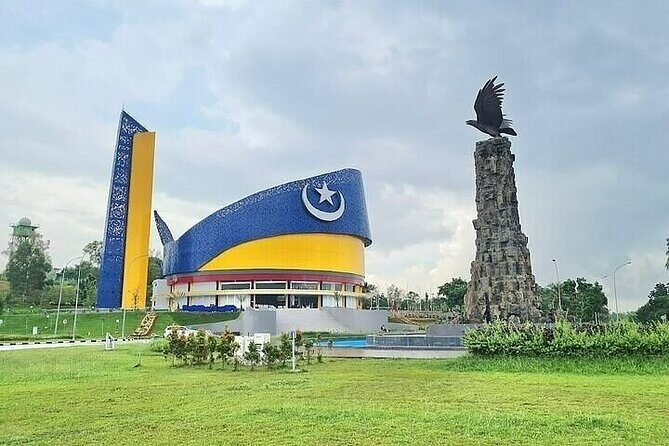 SMALL GROUP: Batam day tour with Ferry, 1-hour Massage, and Lunch from Singapore - Key Points