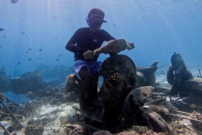 Snorkeling with turtle and statue in Gilis - Key Points