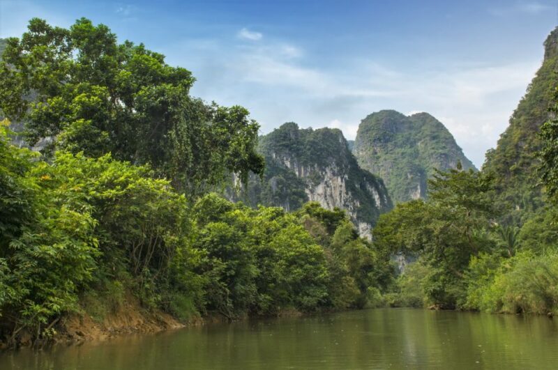 Sok River: Bamboo Raft Ride, Monkey Temple & View Point Tour - The Role of Guides and Group Size