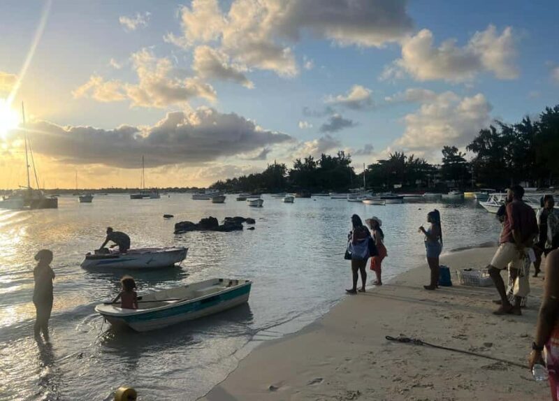 Speedboat excursion: Ile aux Bénitier/Dauphins/ Roche Crystal - The Experience Provider and Similar Tours