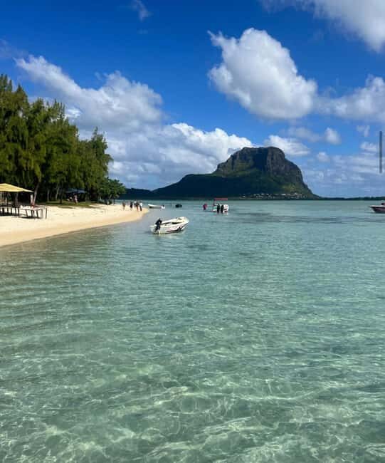 Speedboat excursion: Ile aux Bénitier/Dauphins/ Roche Crystal - Who This Tour Is Best For