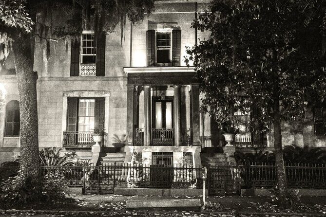 Spirits and Scoundrels Adults Only Savannah Ghost Tour | 10pm - The Experience in Detail