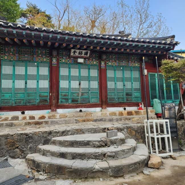 Spiritual Adventure : Into Inwangsan and Korean Shamanism - Discovering Korea’s Spirit at Inwangsan